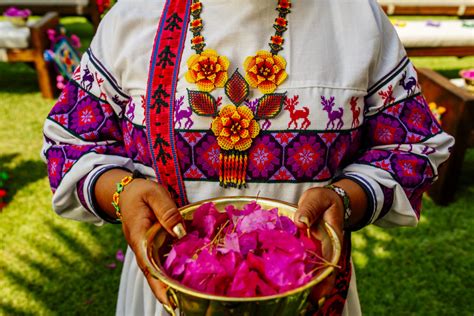 de donde es huichol musical ¿Y qué papel juegan las tradiciones folclóricas en la identidad cultural de los Huicholes?