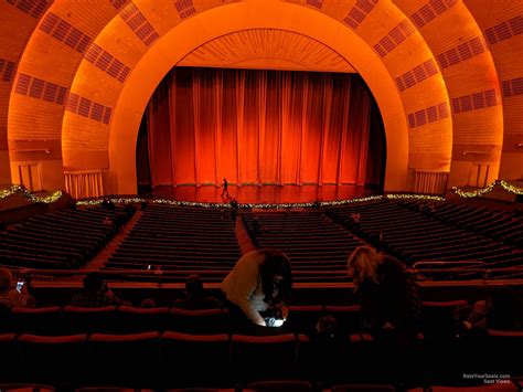 How Many Seats in Radio City Music Hall: An Insight into the Iconic Venue